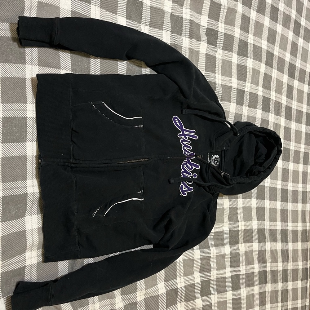 Vintage looking University of Washington Huskies full zip hoodie. Size small.